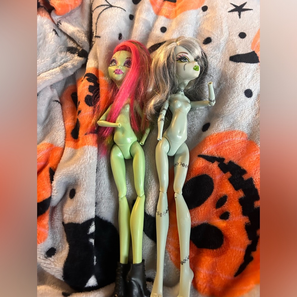 2 naked monster high dolls
